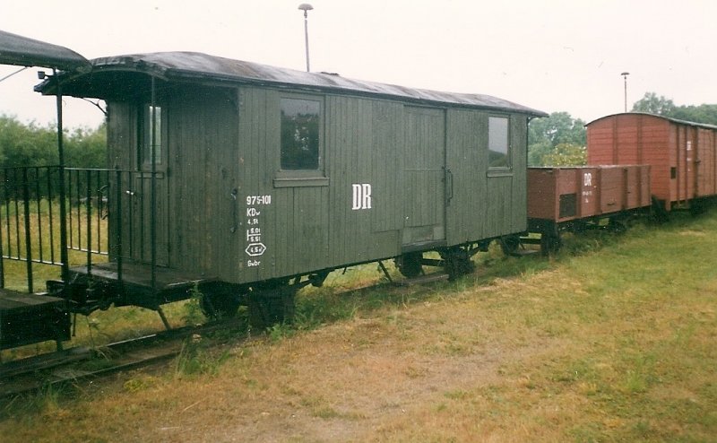 Ein zweiachsiger Gepckwagen der einst auf der Schmalspurbahn Bergen/Rgen-Altenkirchen fuhr im Juni 1998 in Putbus.