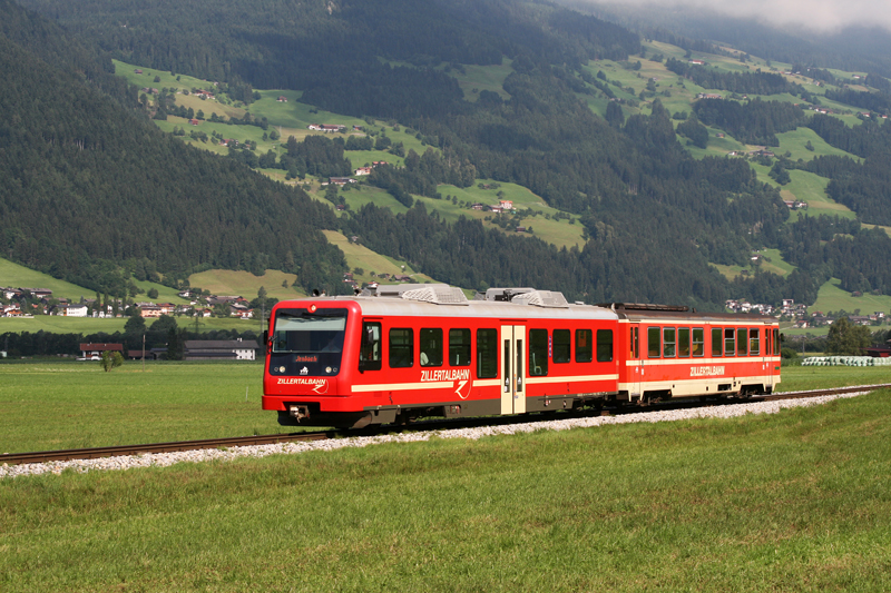 Ein zweiteiliger Dieseltriebzug der Zillertalbahn am 17.07.2009 bei Strass (im Zillertal).