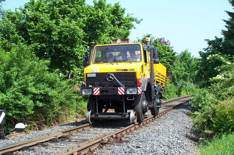 ein Zweiwege-Unimog bei der Vegetationskontrolle auf der Privatbahnstrecke der RSVG von Troisdorf-West zur Feldmhle nach Llsdorf im Mai 2001