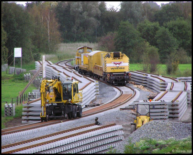 Ein Zweiwegebagger und Bauzug der Firma H.F.Wiebe am Anfang der NBS vom Industriegleis Wilhelmshaven bis zum Jade-Weser-Port.01-10-2009