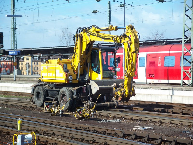 Ein Zweiwegebagger von DB Netz bei der Auswechslung von Gleis 2.
Karlsruhe Hbf, am 10.03.2007. 