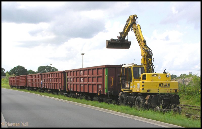 Ein Zweiwegebagger der Firma Jade-Stahl bei Rangierarbeiten auf dem Sdgleis in Wilhelmshaven. 21-08-2009