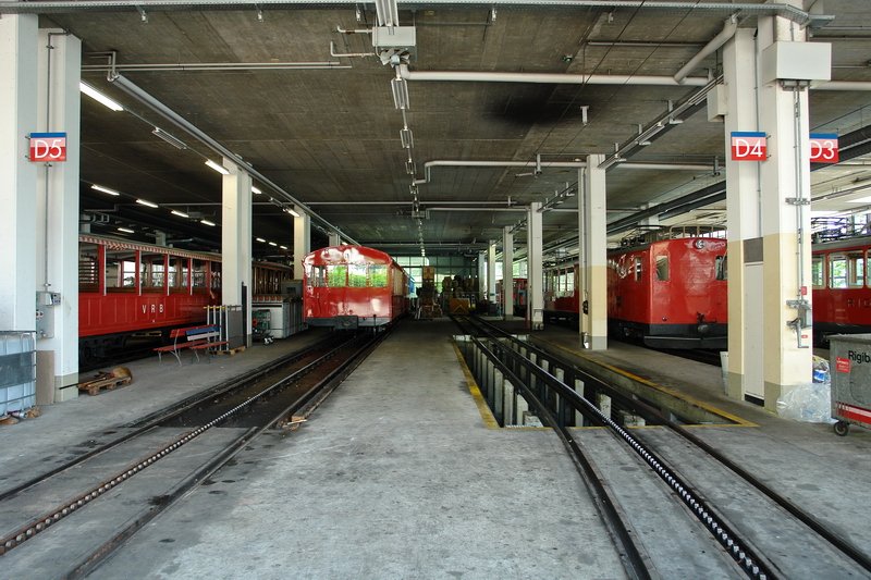 Einblick in die grosszgige Halle vom Depot der Rigi-Bahn in Vitznau. 1.5.2007