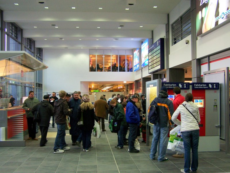 Einblick in die komplett neu gestaltete Eingangshalle des Saarbrcker Hauptbahnhofs, der am 15.12.2007 als  Eurobahnhof  unter Beisein von Hartmut Mehdorn, des saarlndischen Finanzministers und der Saarbrcker Oberbrgermeisterin neu erffnet wurde.