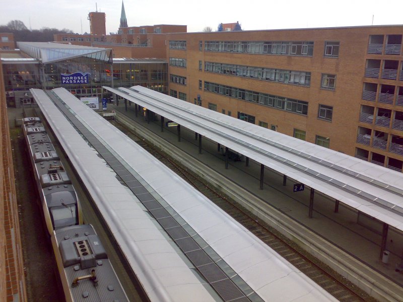 Einblick in den Kopfbahnhof Wilhelmshaven mit seinen 5 Gleisen davon 4 Bahnsteiggleise,von hieraus kann man auch schn die Klimaagregate vom auf Gleis 4 stehenden Lint der NordWestBahn erkennen.Am Anfang der Bahnsteige schliet sich die NordseePassage an.