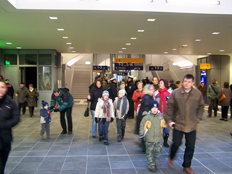 Eindruck des komplett renovierten City-Zugangs des Saarbrcker Hauptbahnhofs bei der Neuerffnung des  Eurobahnhofs  am 15.12.2007.