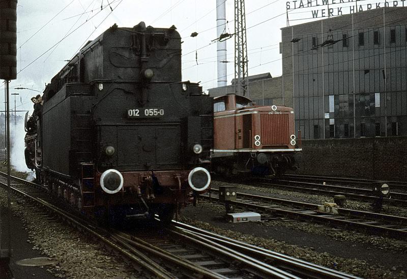 Eine 01.10 l, (Bw Rheine) ist gerade aus dem Bw gekommen. Sie hatte dort Wasser genommen und setzt nun rckwrts, an ihren Zug.
Hagen Hbf 1975