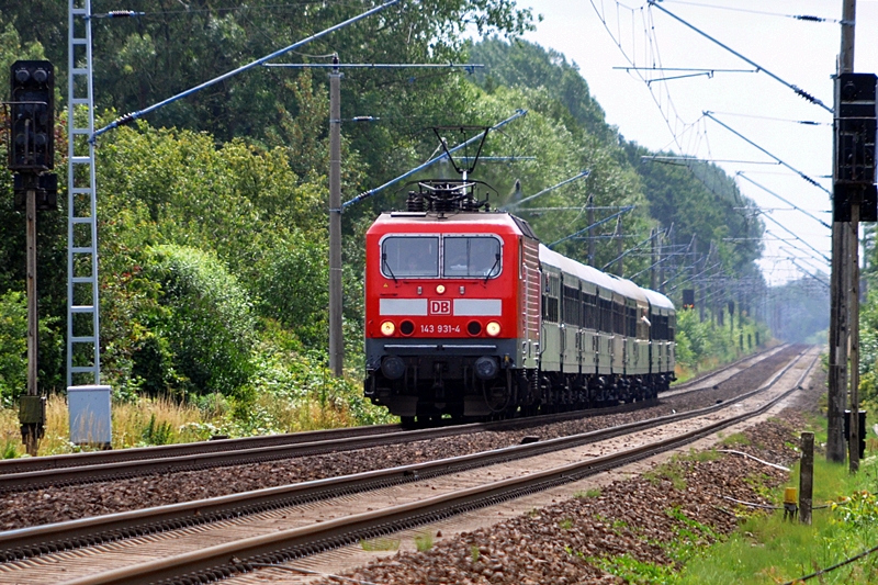eine 1 war in der Ordnungsziffer dabei,
aber leider nicht die angek�ndigte 143 001,
gut dann eben 143 931 vor dem Sonderzug zu den St�rtebecker-Festspielen am 11.07.09 kurz vorm Abzwg. Stralsund/Srg