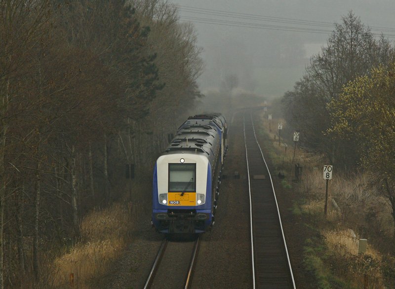 Eine 10-Wagen-Einheit der NOB am 4.04.2009 unterwegs nach Westerland hier bei Bekdorf zwischen Itzehoe und Wilster. 