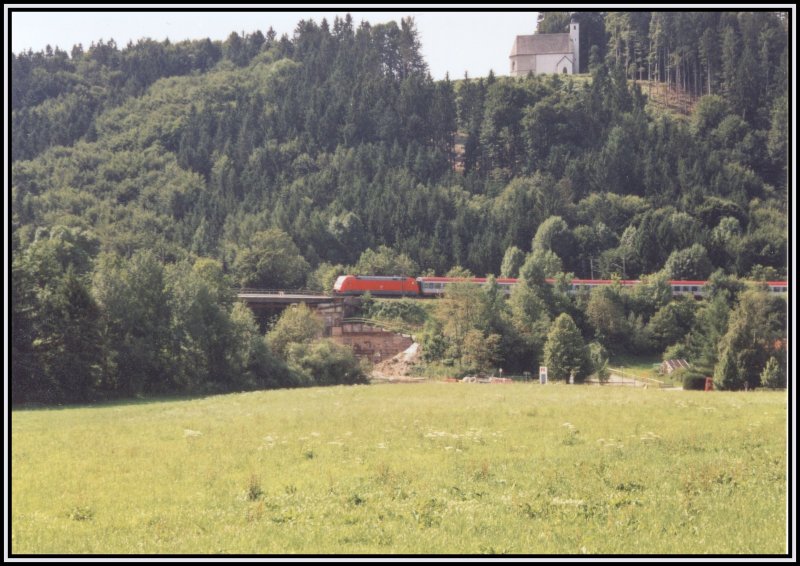 Eine 101 bingt einen EuroCity gebildet aus BB-Reisezugwagen richtung Salzburg. Aufgenommen bei Bergen (Oberbay) im Sommer 2005.