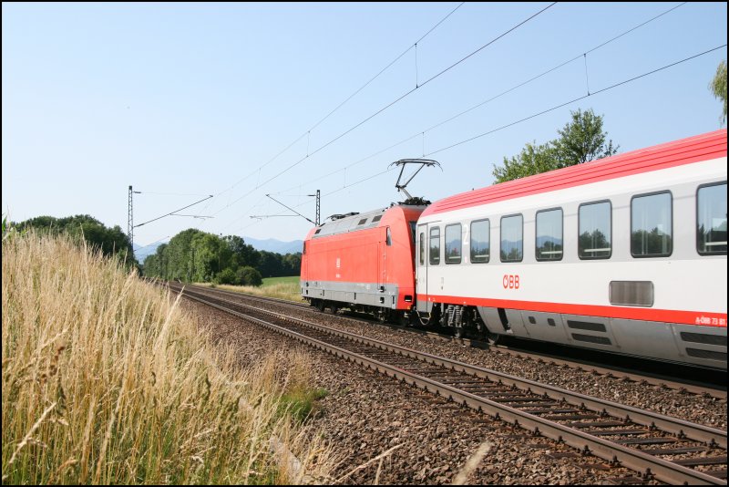 Eine 101 bringt am 24.06.07 bei Hilperting den EuroCity 63 (Mnchen-Budapest)von Mnchen nach Wien Westbahnhof.