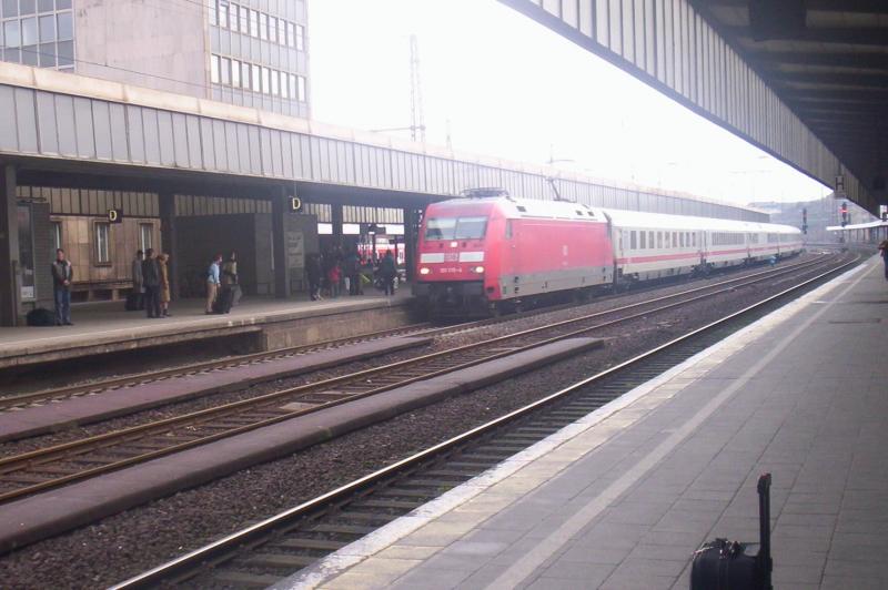 Eine 101 hat Einfahrt in den Essener Hbf Richtung Dsseldorf. Datum: 28.03.2005