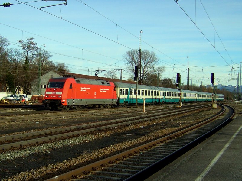 Eine 101 mit einem Italienischen EC am 05.02.2008 bei der Einfahrt in Rosenheim. 