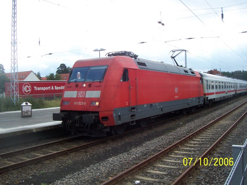 Eine 101 steht in Ostseebad Binz mit einem IC bereit. Ich schtze mal, da sie nur 2 Spitzenlichter  an hat  wird sie weg rangiert. Ostseebad Binz den 07.10.2006 