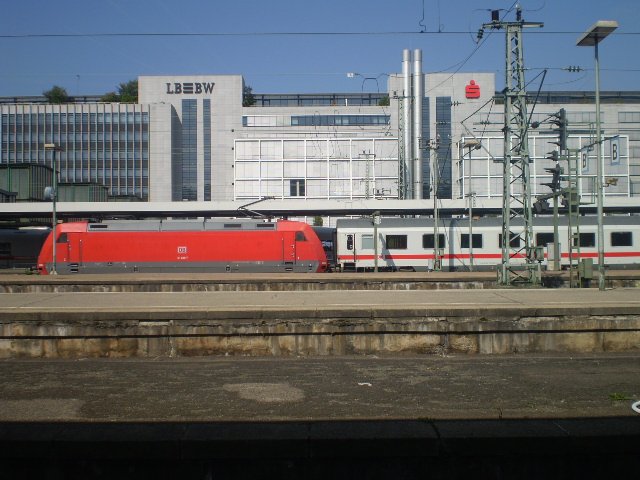 Eine 101 vor dem IC in Richtung HH-Altona im Stuttgarter Hbf.