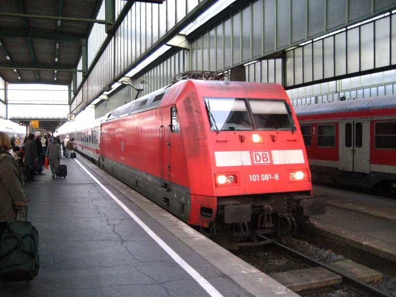 Eine 101 zieht am 23.12.2006 den IC 2066 in den Stuttgarter Hbf.
Ziel des IC war Karlsruhe.