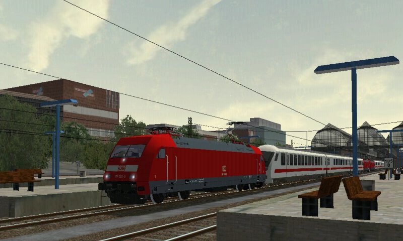 Eine 101 zog einen IC in Doppeltraktion in Richtung Hamburg Altona.