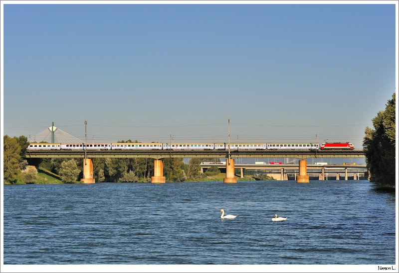 Eine 1014 mit dem EC104  Sobieski  auf der Wiener Ostbahnbrcke, 25.8.2009