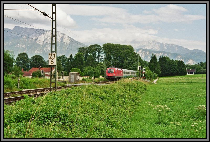 Eine 1016 bringt den EC 88  Leonardo da Vinci  vom Grenzbahnhof Brenner/Brennero in die Bayerische Landeshauptstadt. Aufgenommen beim Kloster Raisach.