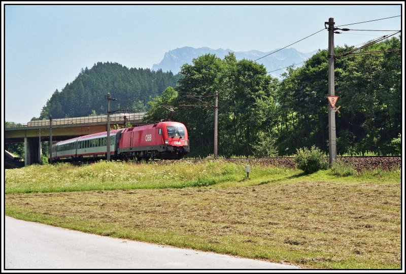 Eine 1016 bringt im Juni 2005 den OEC 160  Maria Theresia  (Wien Westbahnhof-Zrich) HB nach Buchs (SG).