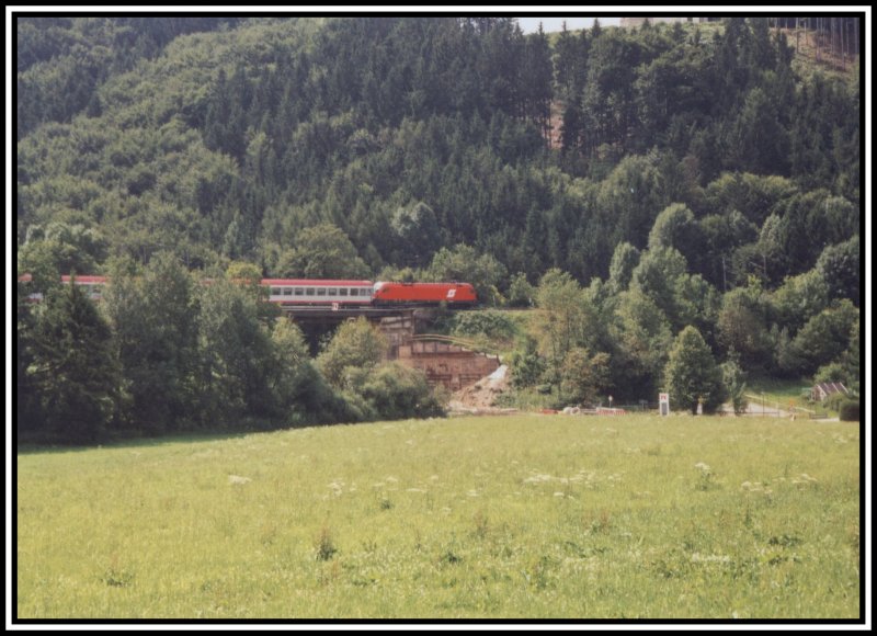 Eine 1016 bringt im Sommer einen EC richtung Rosenheim. Aufgenommen bei Bergen (Oberbay).