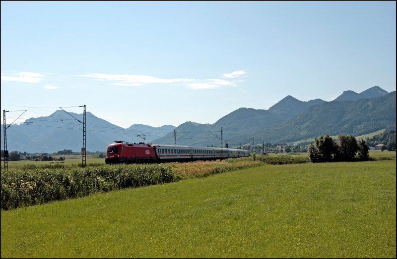 Eine 1016 schleppt den InterCity 2082  K�nigssee  von Brechtesgaden Hbf nach Hamburg-Altona. Zwischen Brechtesgaden und Freilassing verkehrt der Zug als Regionalexpress. (06.07.2008)
