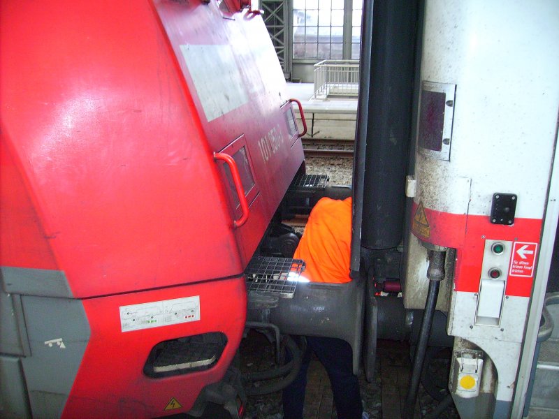 Eine 101er beim ankoppeln an den EC174 von Budapest nach Hamburg-Altona.Am 30.03.08 in Dresden Hbf.