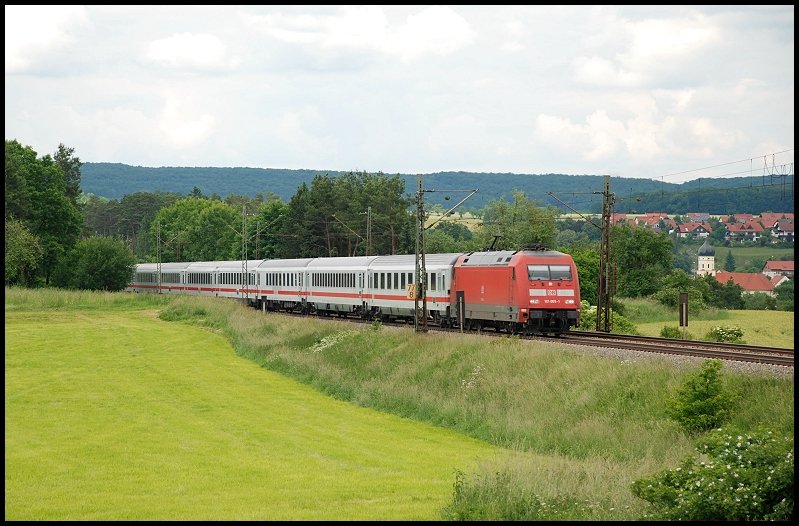 Eine 101er ist mit einem InterCity nach Mnchen unterwegs. Aufgenommen am 14.juni 2008 bei Westerstetten.