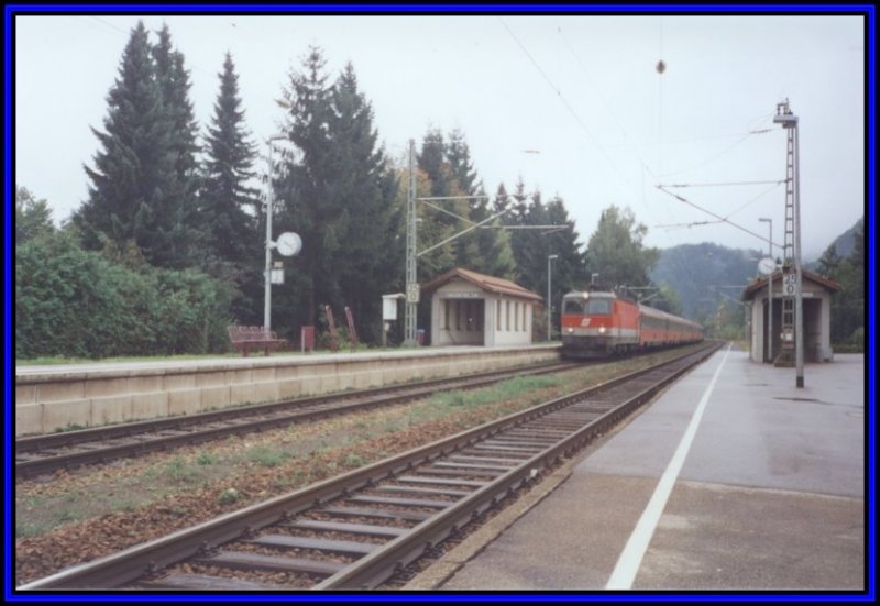 Eine 1044 bringt im Sommer 2001 einen EC richtung Wien West. Hier durchfhrt der Zug den Bahnhof Oberaudorf.