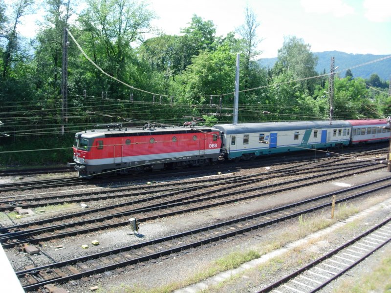 Eine 1044 mit einem internationelen EC Zagreb-Mnchen bei der Ausfahrt der Verbindungsschleife Villach West- Villach Hbf. Am 06.08.08