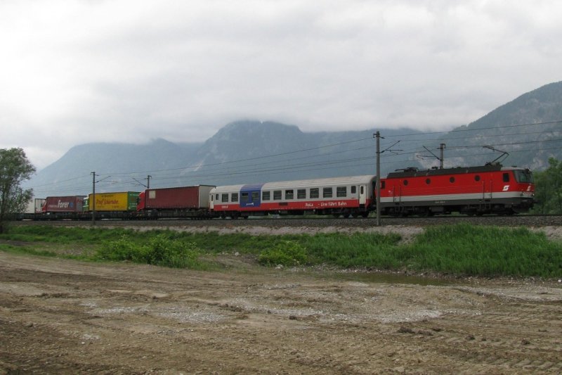 Eine 1044 ist mit einer Rola am 22.5.2008 zwischen Rattenberg und Kundl unterwegs.