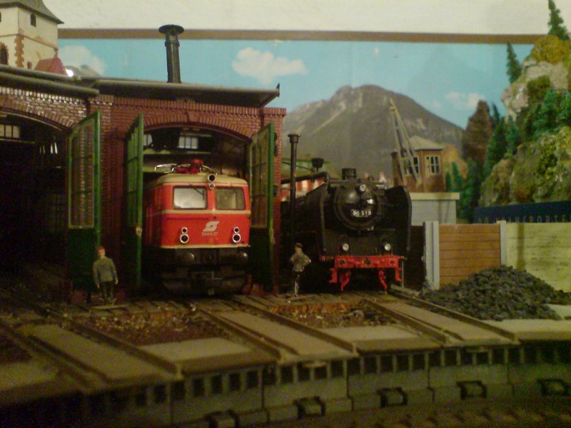 
Eine 1044 der BB steht neben einer Dampflok der Reihe 50.