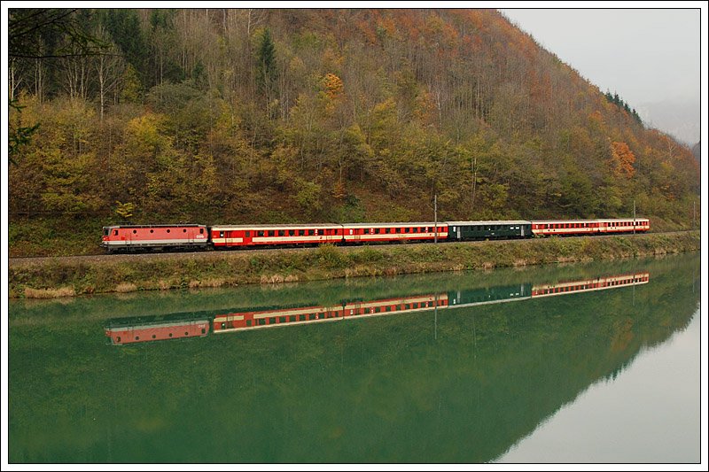 Eine 1044 Planleistung ist der EZ 1996  Ennstal  von Wien Sd nach Bischofshofen. Aufgenommen habe ich ihn am 25.10.2008 nchst Kleinreifling.