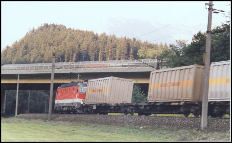 Eine 1044 schiebt einen Lokomotion KLV-Zug, gefhrt von 1044 222(vermietet an Lokomotion) zum Brenner. Aufgenommen im Sommer 2004 hinter Kufstein.