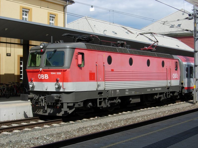 Eine 1044 steht mit einem IC Wien Sdbahnhof - Vilach Hbf in Klagenfurt Hbf. Die 1044 ist schon fast im Orangenlook. Gesehen am 23.04.08