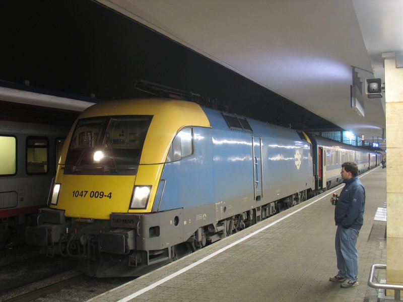 Eine 1047 alias 1016 der Ungarischen Bahn steht startklar in Wien Weftbf. am 23.1.2009 zur Fahrt nach Budapest bereit.