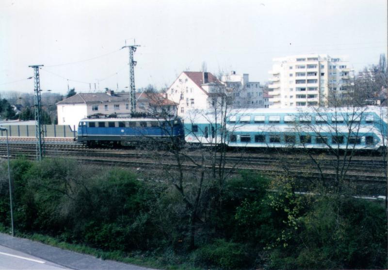 Eine 110.3 mit einer RE Garnitur von Hanau nach Frankfurt, DoSto Wagen noch in grau/trkis. FGrhjahr 1999.