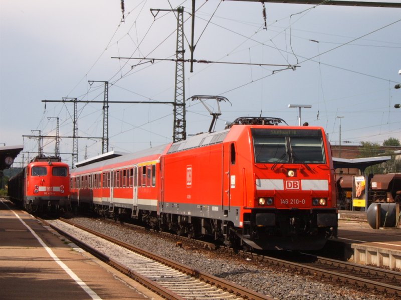 Eine 110er und 146 210-0 stehen am 14.06.07 abfahrbereit im Aalener Bahnhof.