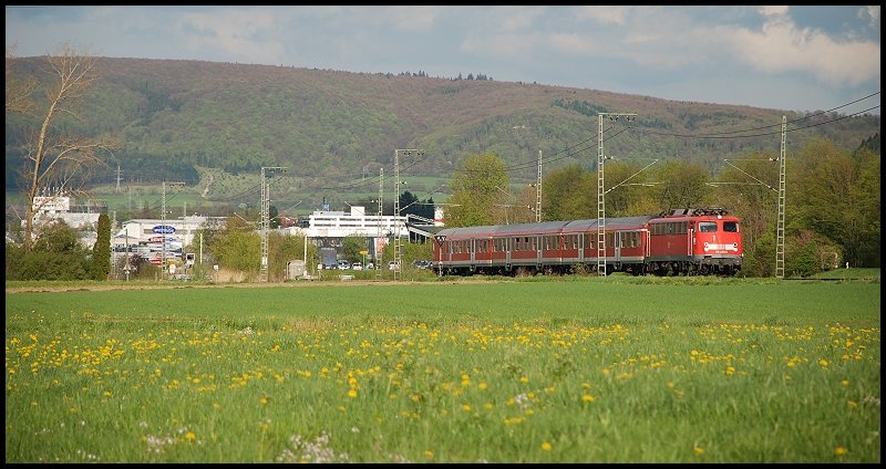 Eine 110er ist als Sonderleistung unterwegs in Richtung Stuttgart Hbf. Aufgenommen am 19.04.08 bei Aalen-Essingen.