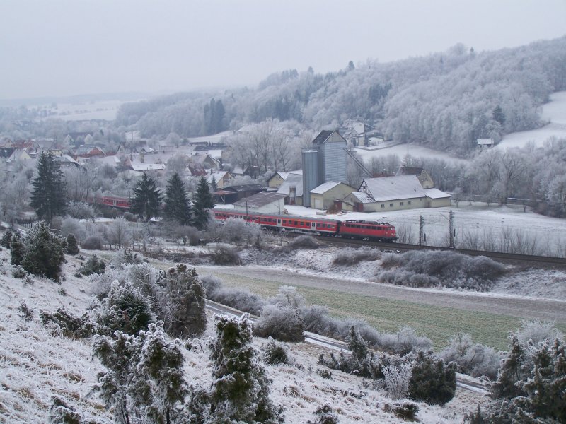 Eine 110er ist am 27.Dezember 2007 mit Ex-Silberlingen nach Ulm Hbf unterwegs. Hier bei Urspring.