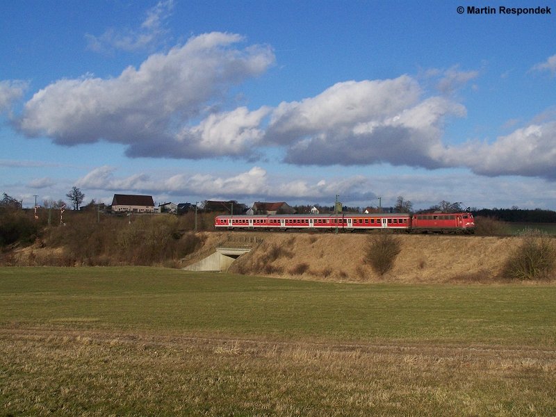 Eine 110er ist auf der Fahrt von Aalen nach Donauwrth. Hier bei Goldshfe am 2.Februar 2008