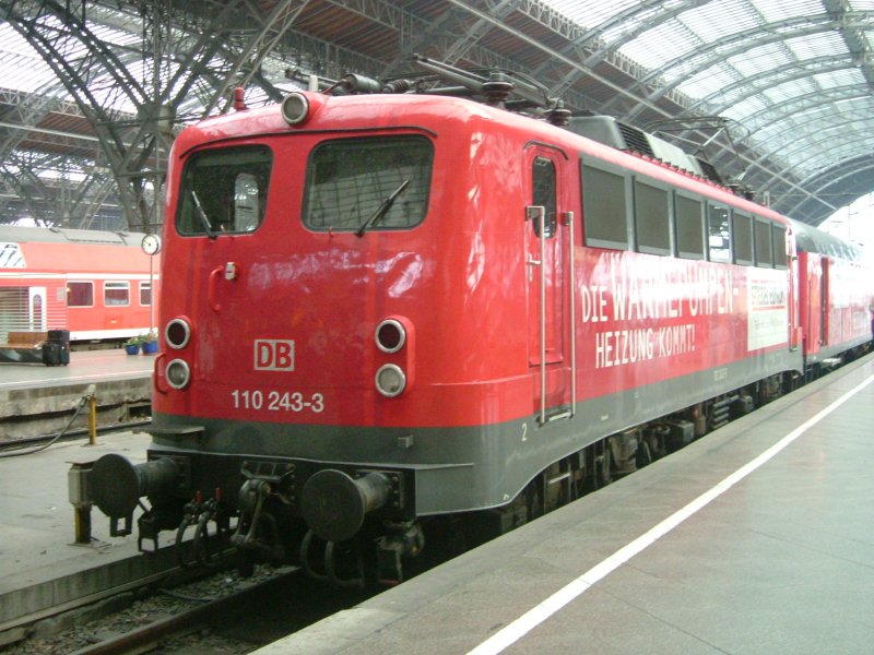 Eine 110er, die Zahl sieht man ja :-P , mit einem Werbezug der Firma Stieb-Eltron.
Gesehen am 04.10.07 im Leipziger Hbf