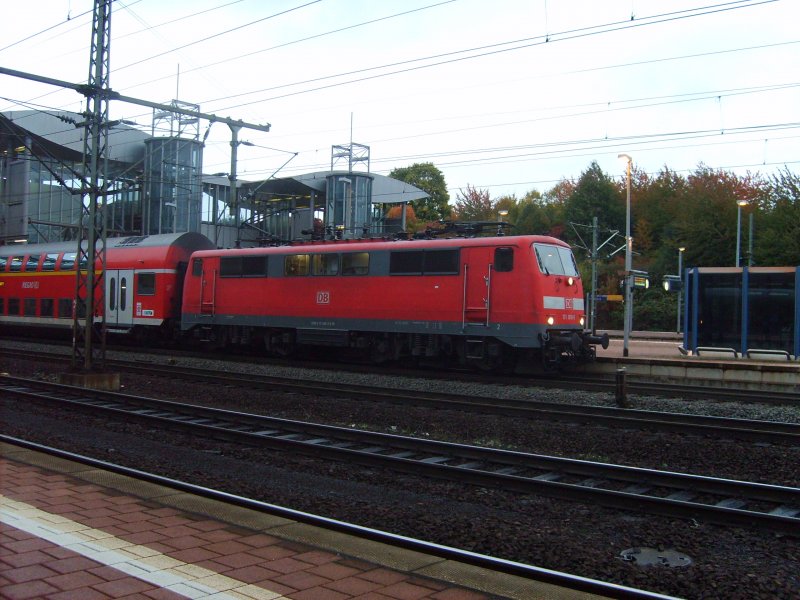 Eine 111 086-5 mit Doppelstock Wagons in Richtung Frankfurt am 30.9.08