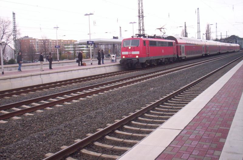 Eine 111 im Bahnhof Dren am 24.3.2005 mit dem RE9  Rhein-Sieg-Express  zur Weiterfahrnach Siegen.