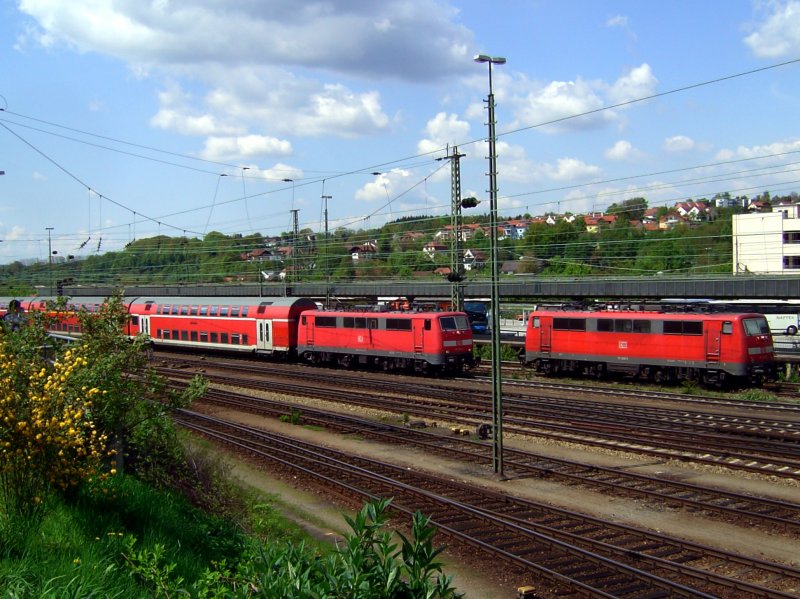 Eine 111 mit einem RE bei der Einfahrt in den Passauer Hbf. und eine abgestellte 111 am 03.05.2008 