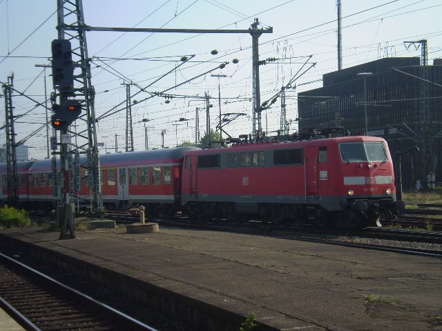 Eine 111 mit ihrem RE aus Aalen im Stuttgarter Hbf. 