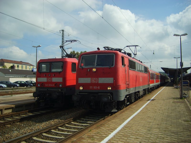 Eine 111 nach nach Stuttard und eine 143 nach Nrnberg im Bahnhof Ansbach 21.8.2007
