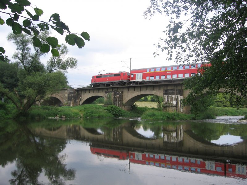 Eine 111 schiebt am 11.06.2007 den RE 9 von Siegen nach Aachen ber eine Brcke zwischen Blankenberg und Merten (man beachte die Spieglung!!!).