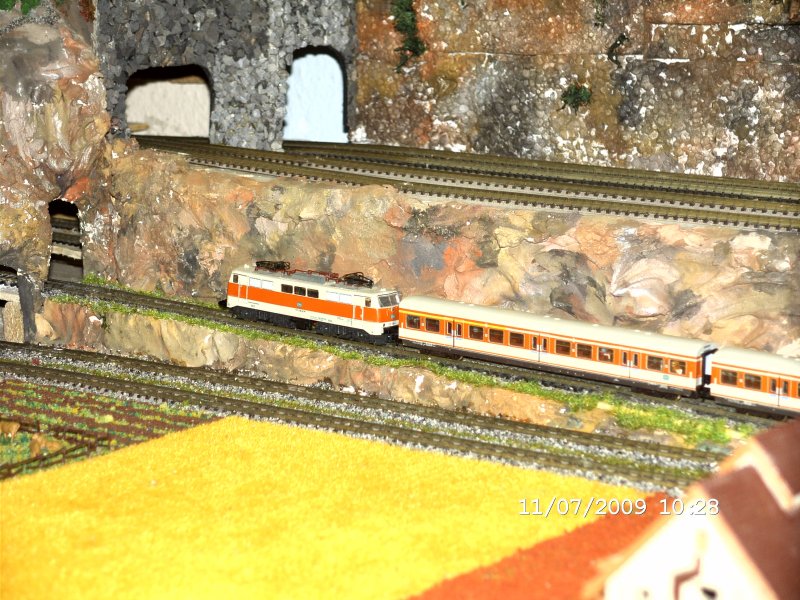 Eine 111 zieht in alter Lackierung seine Runden