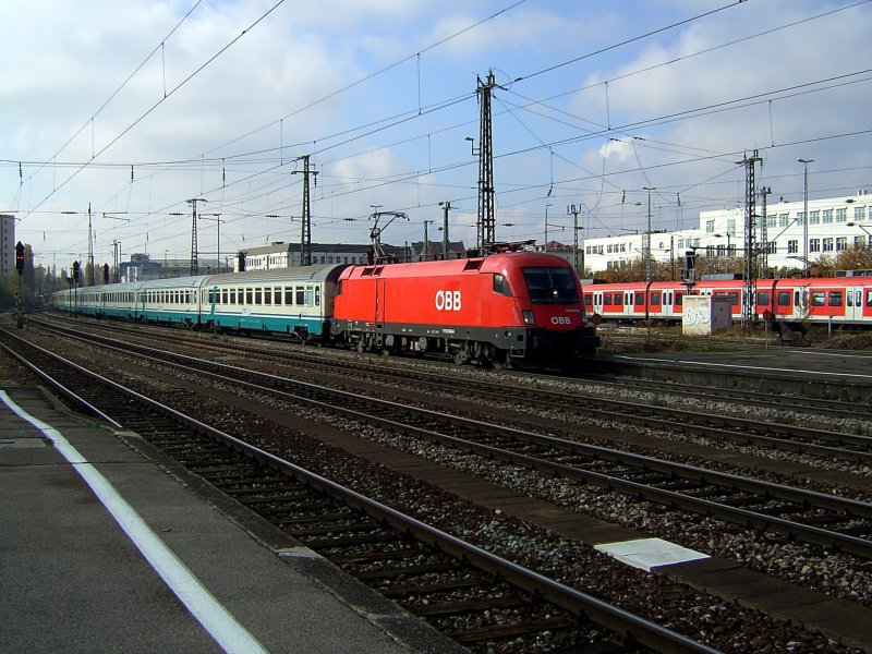 Eine 1116 am 31.10.2007 mit einem EC bei der Durchfahrt in Mnchen Ost.